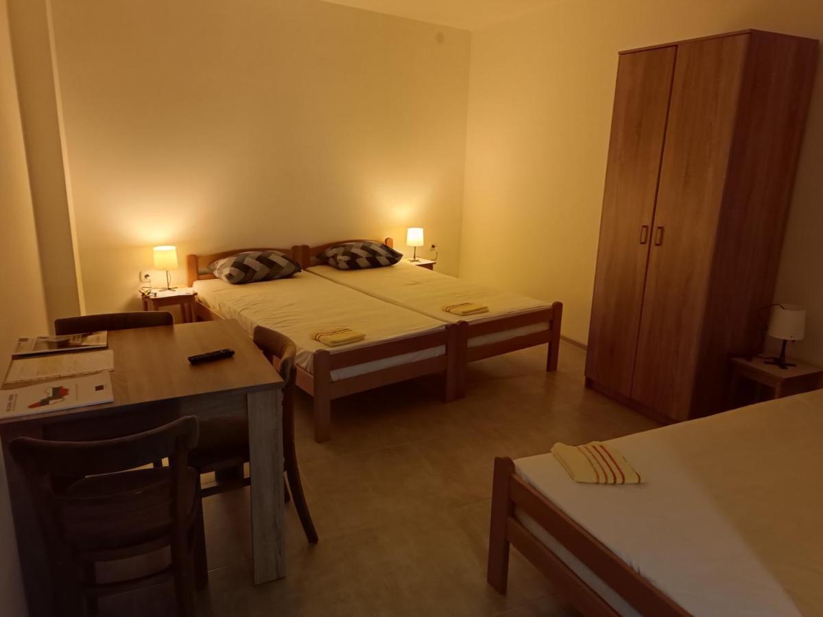 Adamovic Apartment ปิโรต์ ภายนอก รูปภาพ